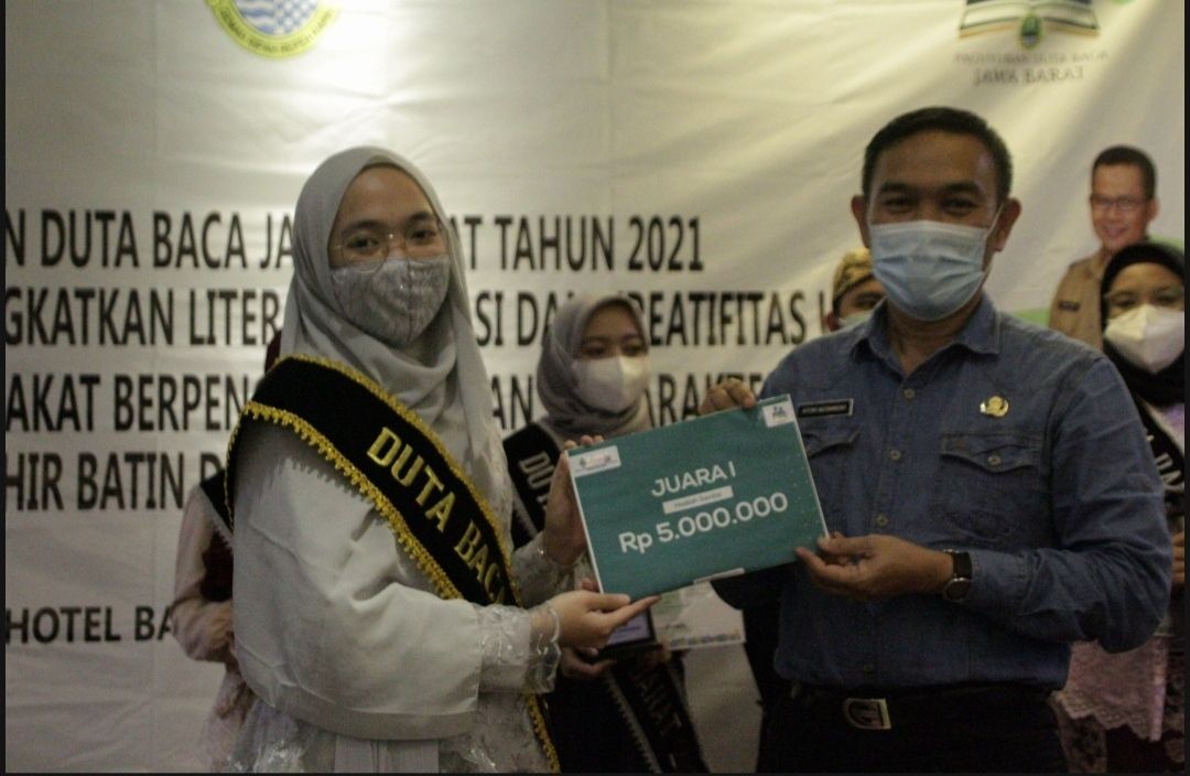 Lia Sylvia Dewi, Mahasiswa Semester 4 PBSI UPI, Juara 1 Duta Baca Jawa Barat