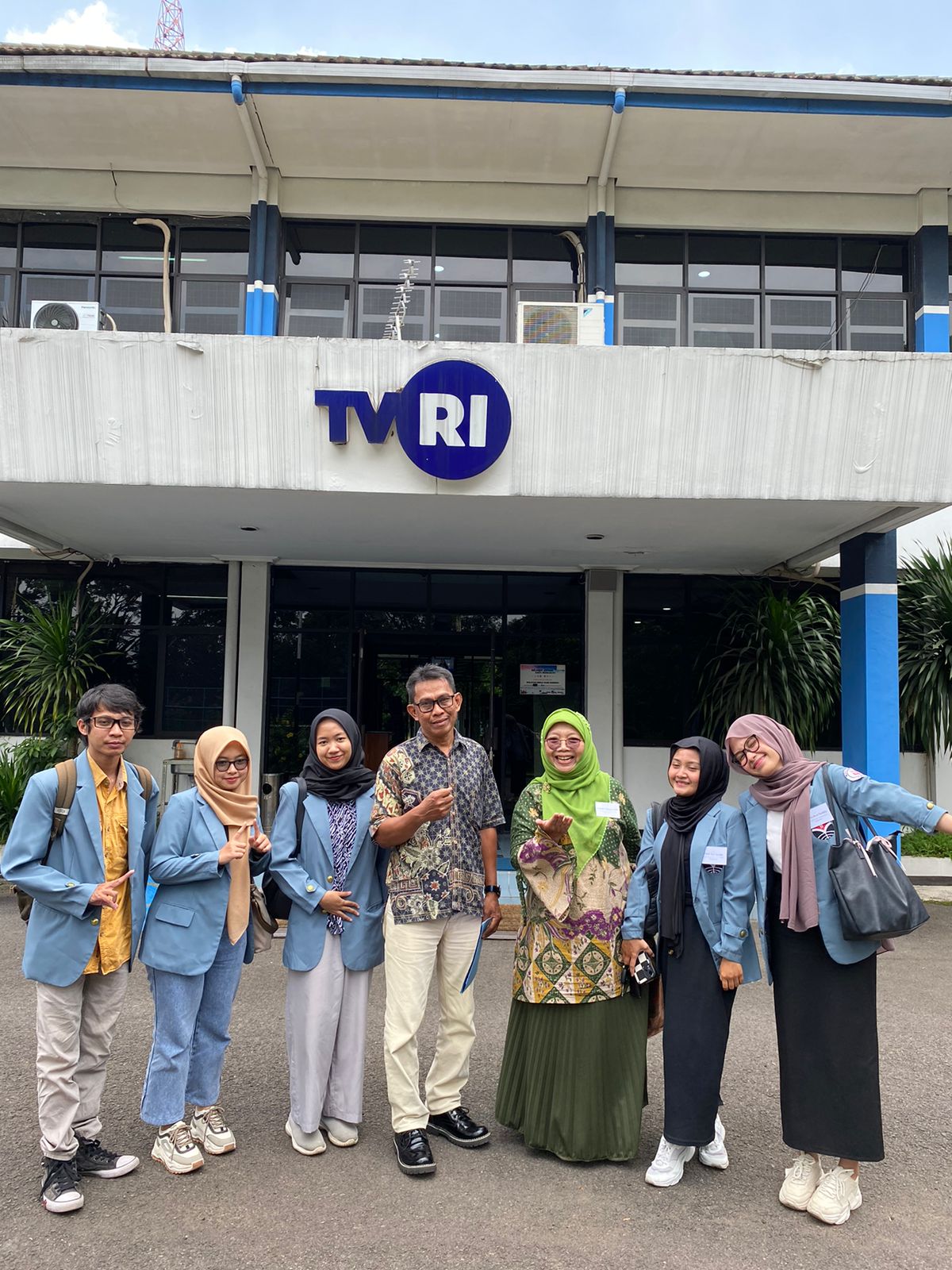 Enam Mahasiswa Prodi Pendidikan Bahasa dan Sastra Indonesia Terima Kesempatan Magang di TVRI